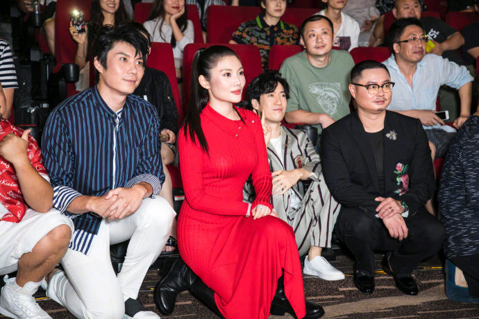 徐冬冬一身红色针织紧身裙亮相《西虹市首富》首映，性感又干练