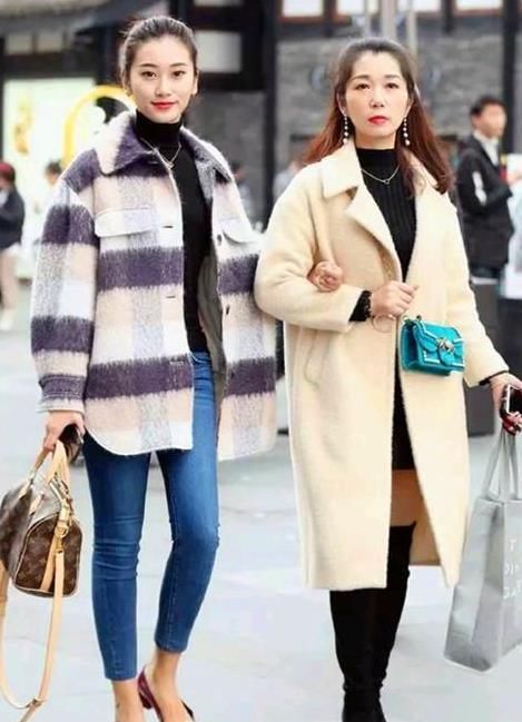  『优雅』养眼女神街拍：皎若秋月的美女，一件黑色上衣配白色裙子，时尚优雅迷人