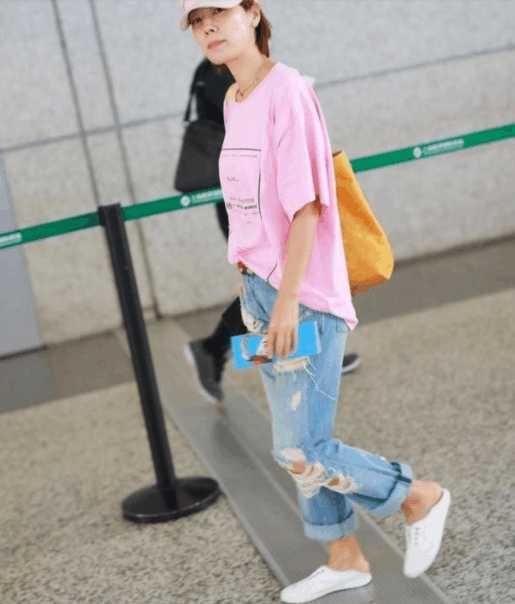 42岁马伊琍难得粉嫩一回！粉T恤搭牛仔破洞裤，网友：只有24岁吧