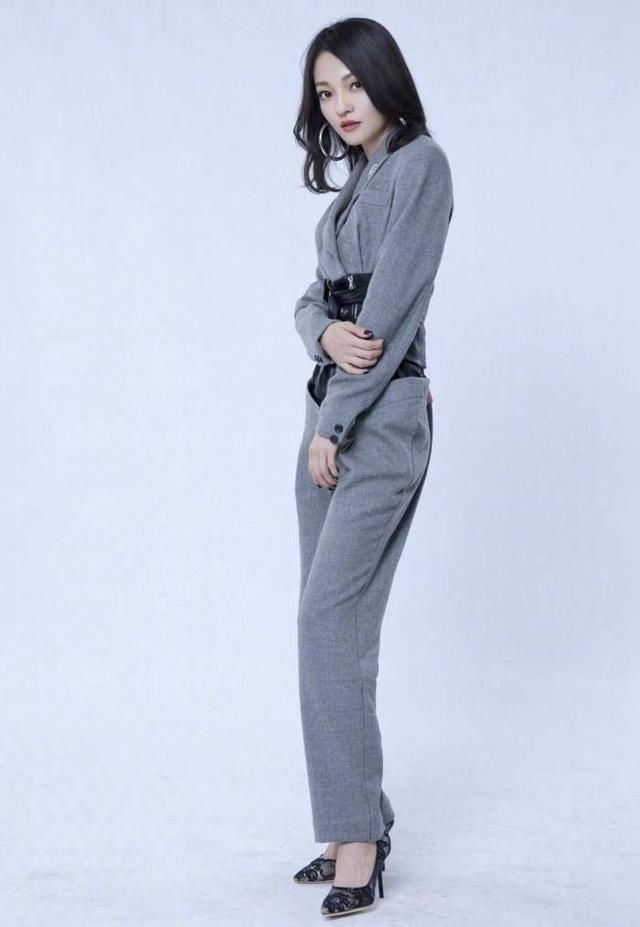 张韶涵真大胆！穿开叉旗袍还当众做这样动作 网友：这尺寸太开放