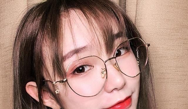  『女生』戴眼镜的女生学会这样化妆，保证美到男朋友都认不出！