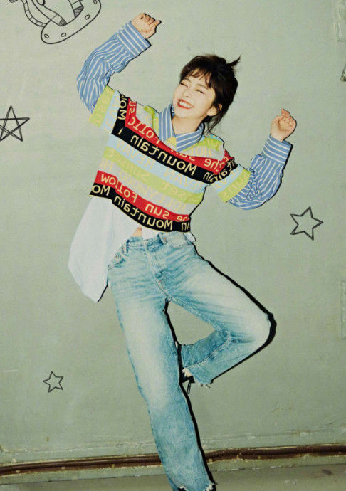 28岁谭松韵仅仅是扎起了丸子头就嫩如高中生，网友：最多17岁