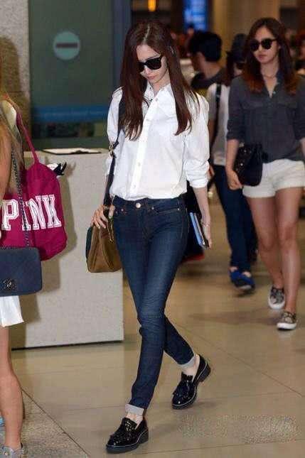 紧身裤让你轻松变身时尚达人，上身更加的显瘦显瘦