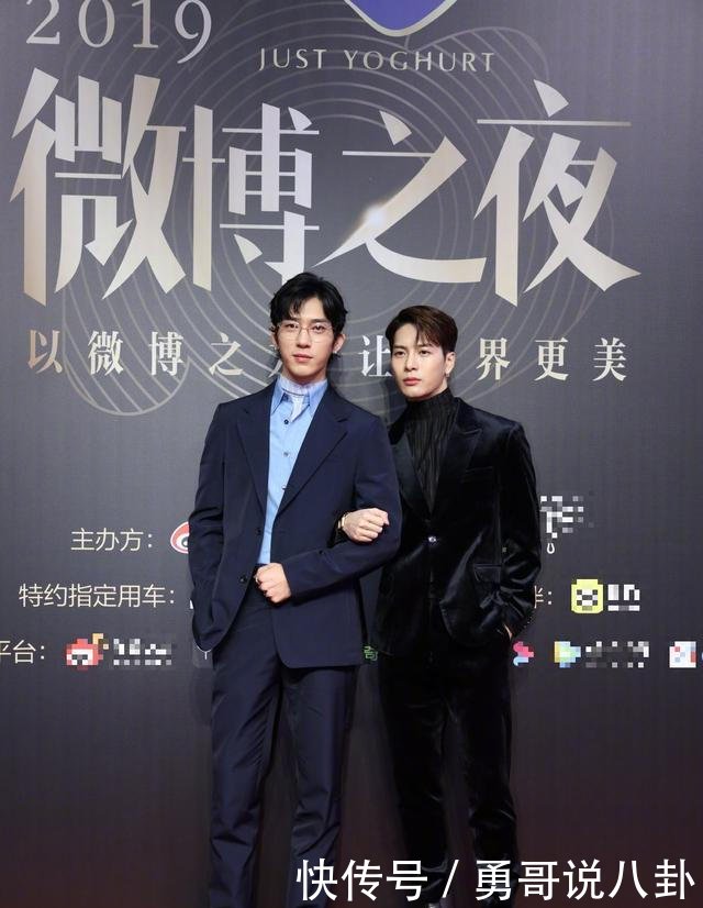 微博之夜王一博带眼镜