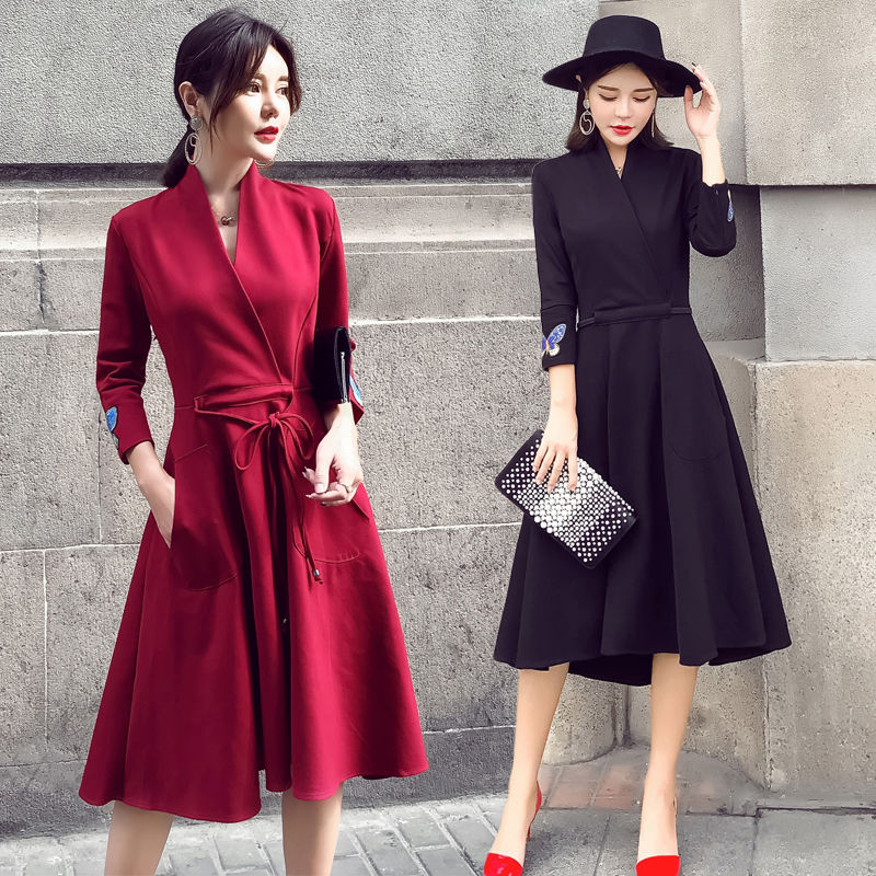 套装早穿腻了,秋季最时髦的连衣裙,简约而不失优雅,美极了