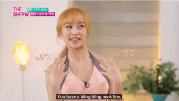 一向低调的周韵气场竟比老公姜文还强？送她上热搜的一字肩和天鹅