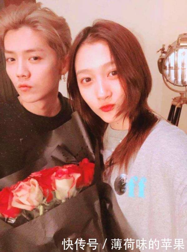 关晓彤胆真大，这种裙子也敢穿上台，网友：幸好你男朋友是鹿晗！