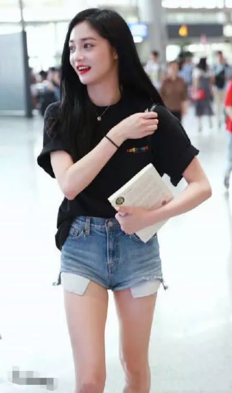 168林允儿和166周洁琼同穿短裤，网友:筷子腿和锥子腿的差距