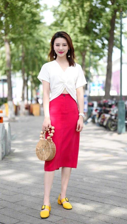 路人街拍，小姐姐身穿黑色牛仔短裤，看上去充满青春活力