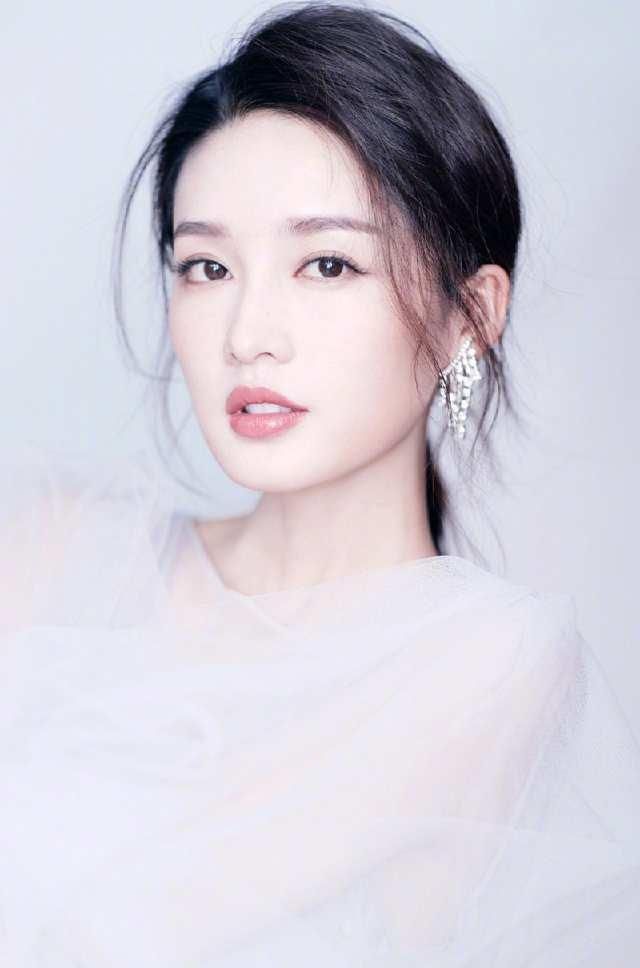 气质出众的李沁，这些穿衣搭配，就是一个行走的衣架!