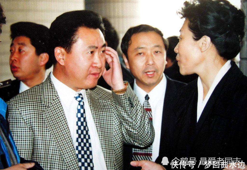 连续2年成中国首富，却在20分钟内亏1千亿，今身家仅剩3百亿