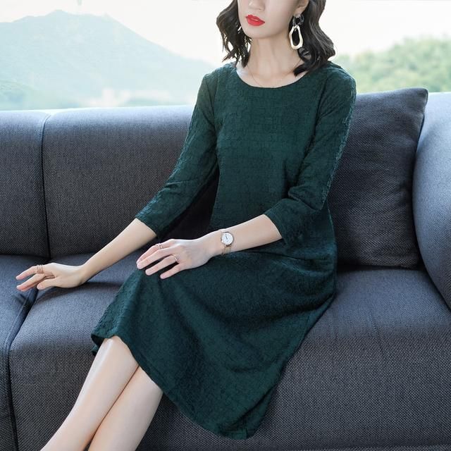 天呐，还穿什么毛衣，特土！今秋流行这连衣裙+平底鞋，洋气嫩美