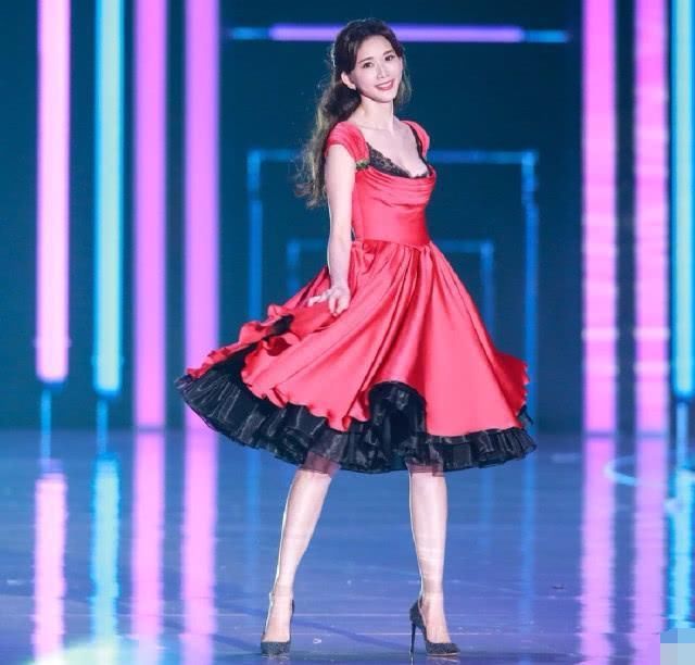 林志玲也真是敢穿，一双高跟鞋成为全场焦点，小心接近为好!