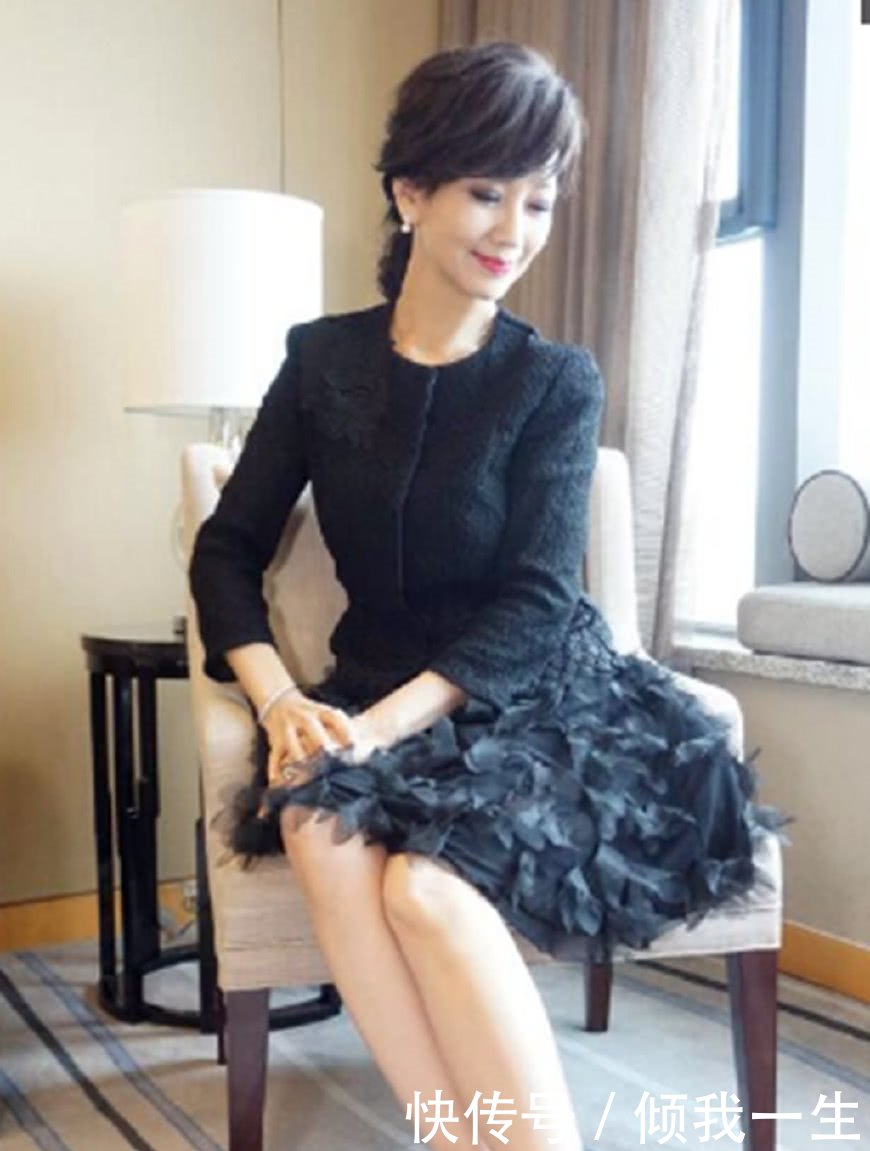 64岁赵雅芝的短裤也忒短了，难怪一直用包包挡着，网友：心不老！