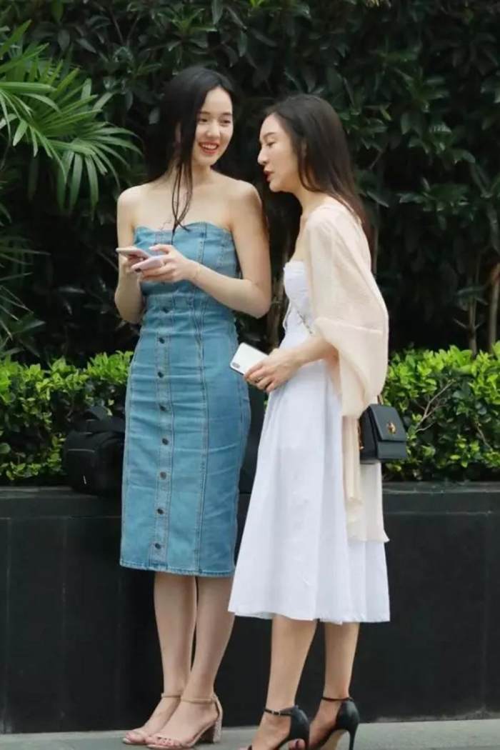 街拍: 连体牛仔裙美女, 身材苗条性感, 好想把她的拉链拉下!