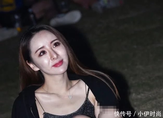 气质小姐姐大胆穿着秀身材，表情羞涩，笑起来让人沉醉