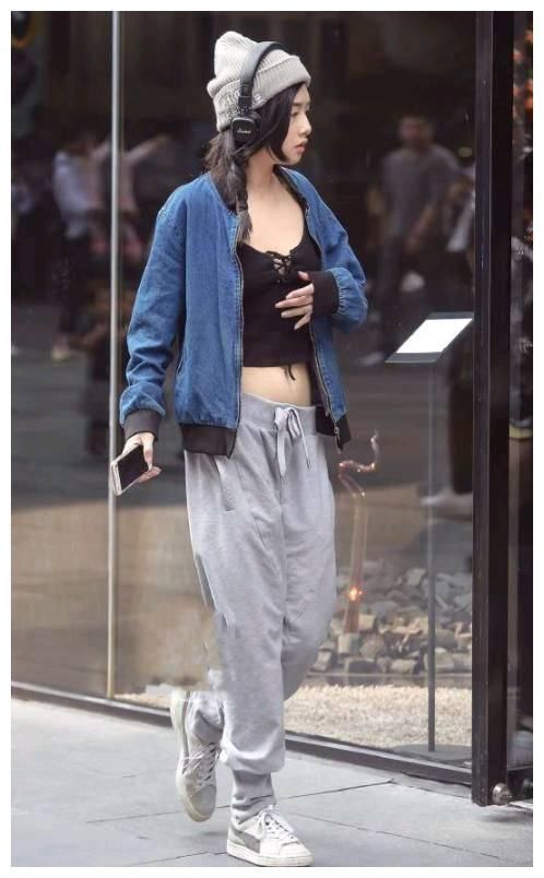 路人街拍：小姐姐红色吊带搭配小短裙，秀出白皙肌肤和优美长腿