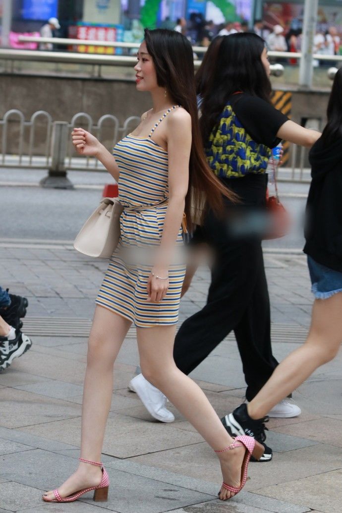 街拍：紧身连衣裙打造完美曲线，展现优雅气质，散发十足魅力！