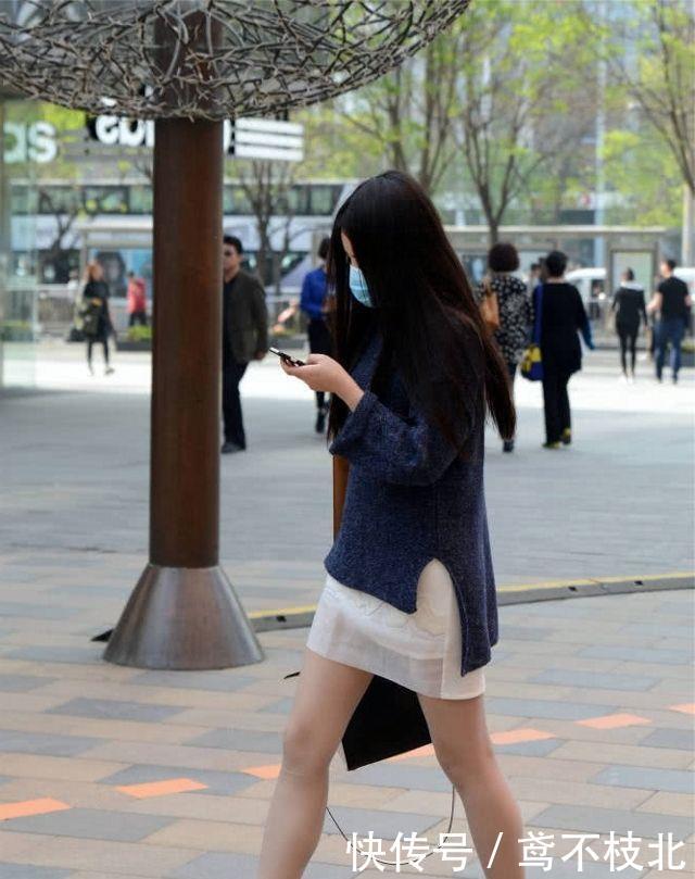  『气质』靓女少女感十足，穿着白色的连衣短裙，充满风情