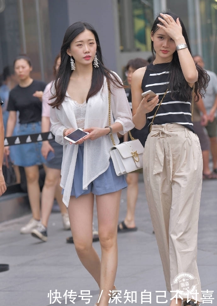 「女人」成熟的女人也很美,小姐姐蕾丝背心秀出性感身材