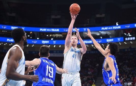  「紧追」CBA积分榜：新疆7连胜紧追广东，北京山东剑指前3