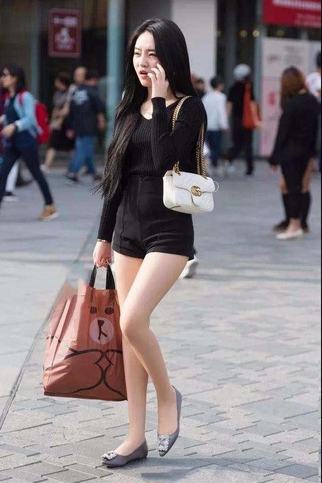 穿着紧身裤的美女魅力十足, 整条街就属你最性感最亮眼!