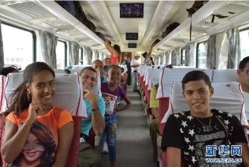外媒:古巴铁路用上中国列车 票价低设施好乘客激动