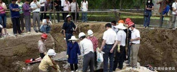  『农民』湖北农民家祖坟冒青烟，专家闻讯赶来，专家勘测后封锁了整座山