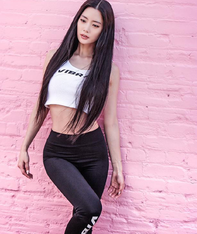 黑色打底裤美女，凹凸有致的身姿，迷人的微笑，尽显熟女魅力！