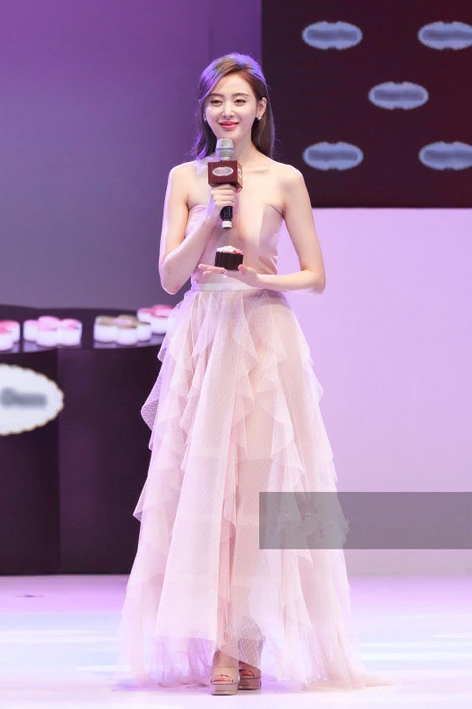 张天爱身材很好,时装搭配一下更好