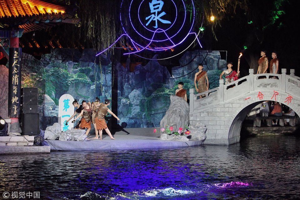 济南趵突泉举办敬泉大典 流光溢彩吸引游客