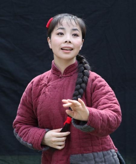「辛酸」草根歌手王二妮,选择嫁给经纪人回农村,生娃后道出了妇女的辛酸