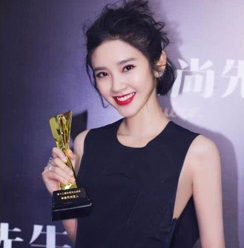 本以为唐艺昕穿“最保守”裙子出门,转身后张若昀都害羞了!