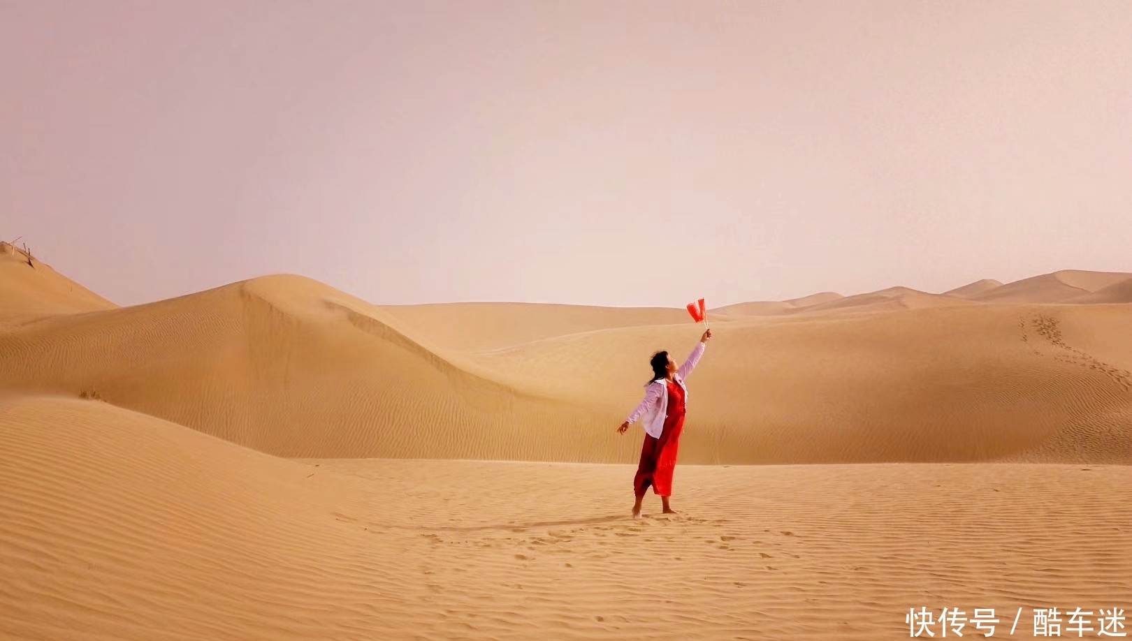 在330000平方公里的塔克拉玛干沙漠中,任裙飘扬,随风起舞