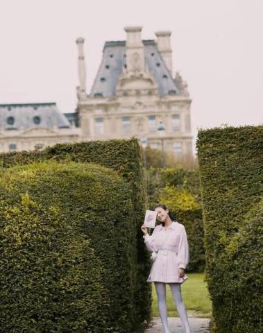 香奈儿时装周“海滩”大秀，马思纯白色丝袜实力抢镜张钧甯马甲线