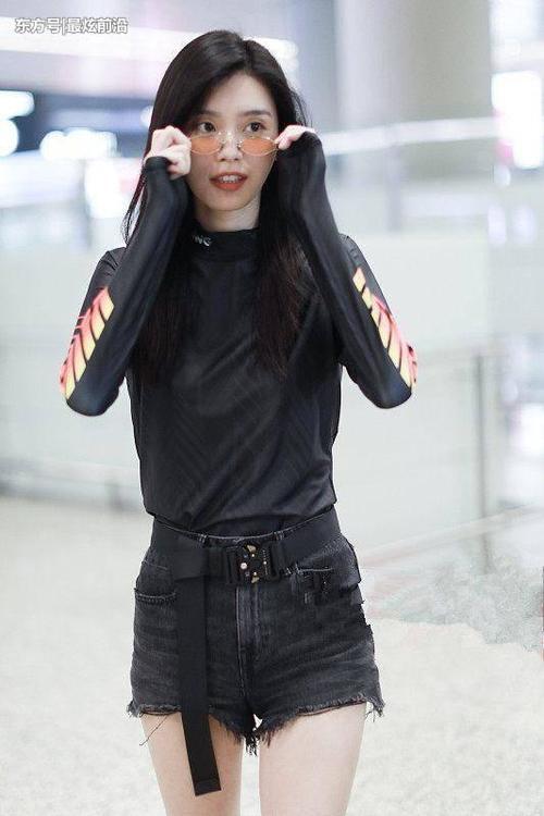 奚梦瑶到底有多瘦？这么窄的短裤都穿不满，网友：有没有100斤
