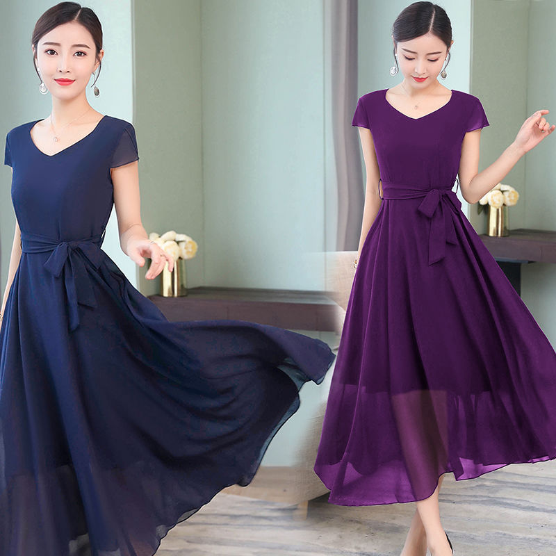 女人一旦过53，不缺钱的，中高级裙+小高跟，美得让人措手不及