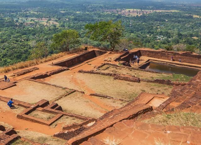 世界第八大奇迹，建在200米的高空之上，顶部是空中宫殿