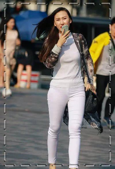 白色紧身裤小姐姐表情酷酷的，气场十足英气逼人