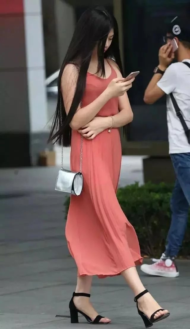 街拍：遇到一位玩手机的红色长裙美女