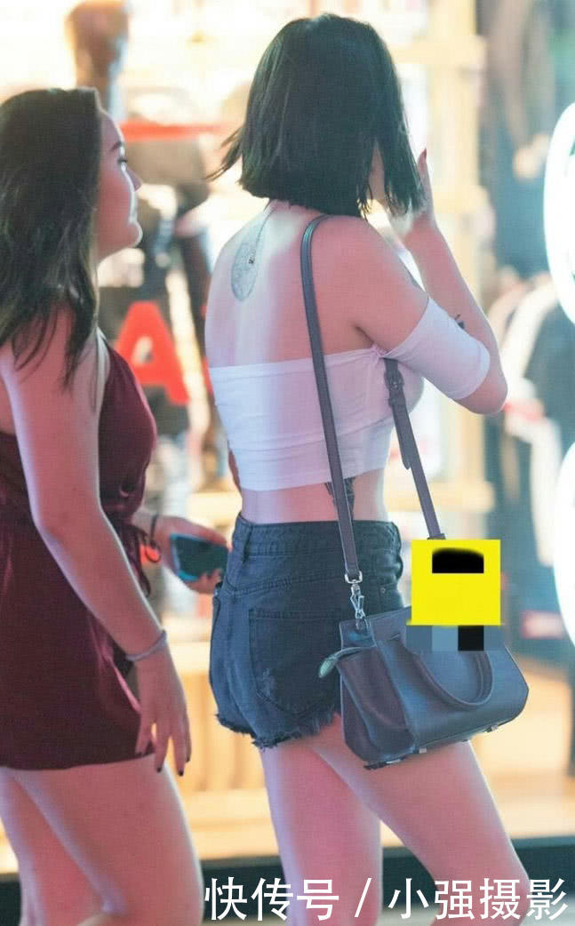 跨宽腰细的时尚小姐姐一字肩裹胸，裹出浑圆润滑的自然胸围，尽显