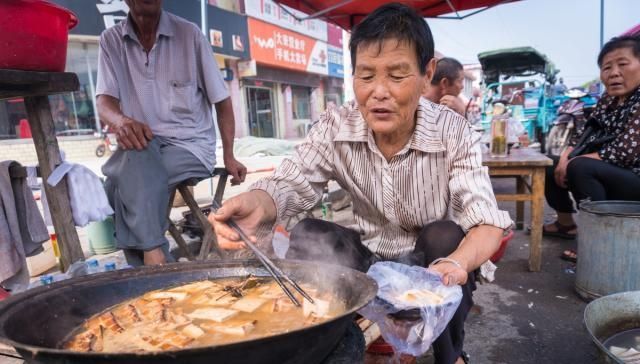  【大集上】农村老人卖“土味”小吃，路人看了嫌脏，懂行的笑称不识货