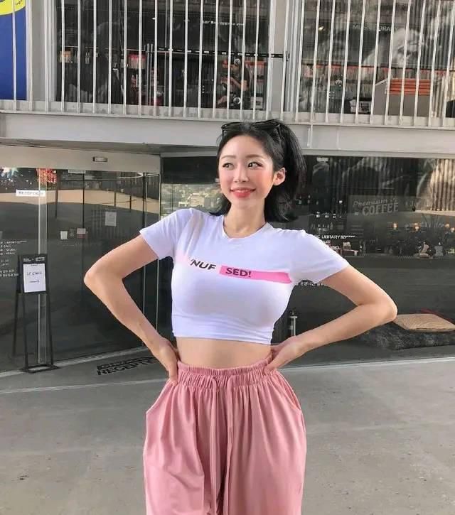 『性感』成熟的女人也很美,小姐姐阔腿裤秀性感身材