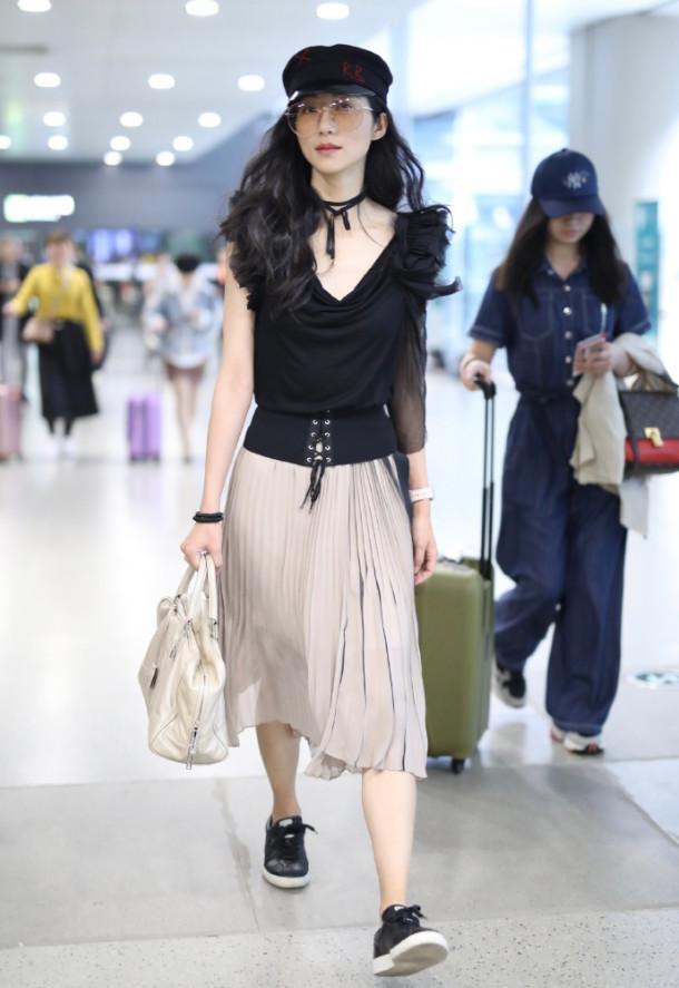 真是佩服韩雪!土掉渣的百褶裙竟穿得如此魅力,这气质无人能及!