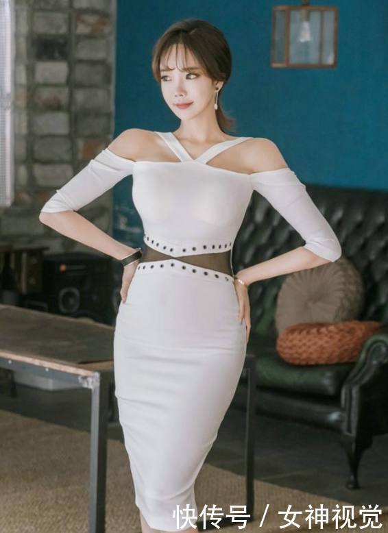 身材窈窕的紧身裙美女,穿出女人知性美,十分抢眼!