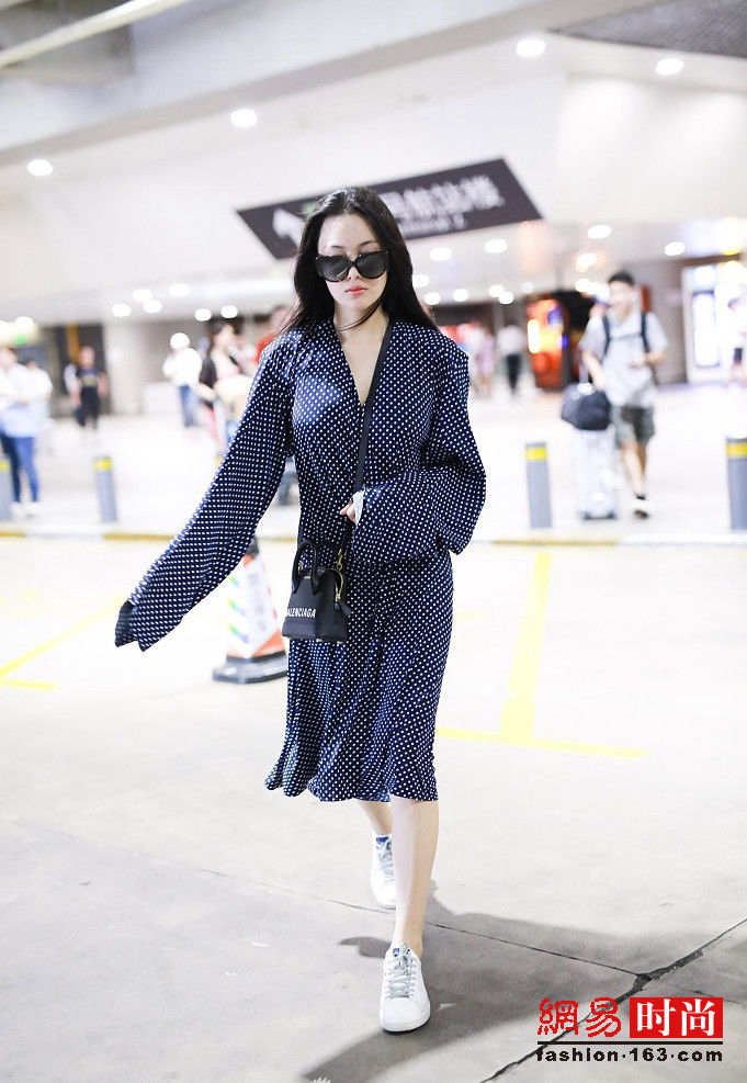 张馨予身材发胖 身穿黑色波点裙显老态