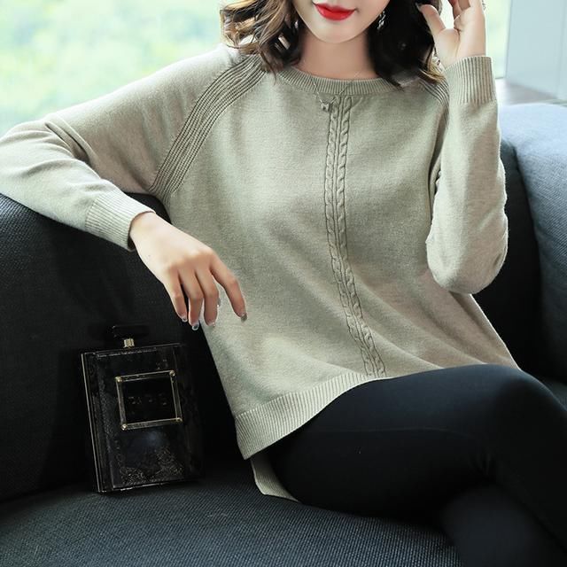 70后女人别穿太俏，大气优雅的针织衫才是主流，显高贵显气质