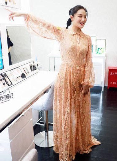 张馨予机场衣服邋遢，网友：你是出来唱戏的吗？