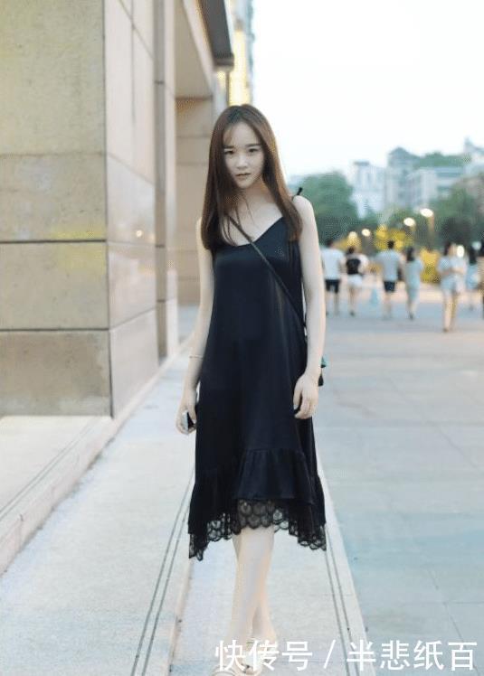 「 性感」性感迷人,很养眼,街拍:短发美女穿吊带条纹连衣裙