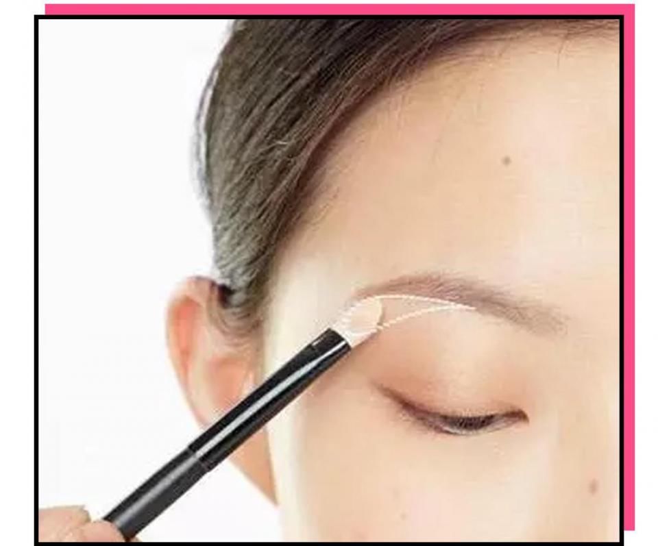 “你这个是肿眼泡，哭不出邓伦那样的双眼皮的。”